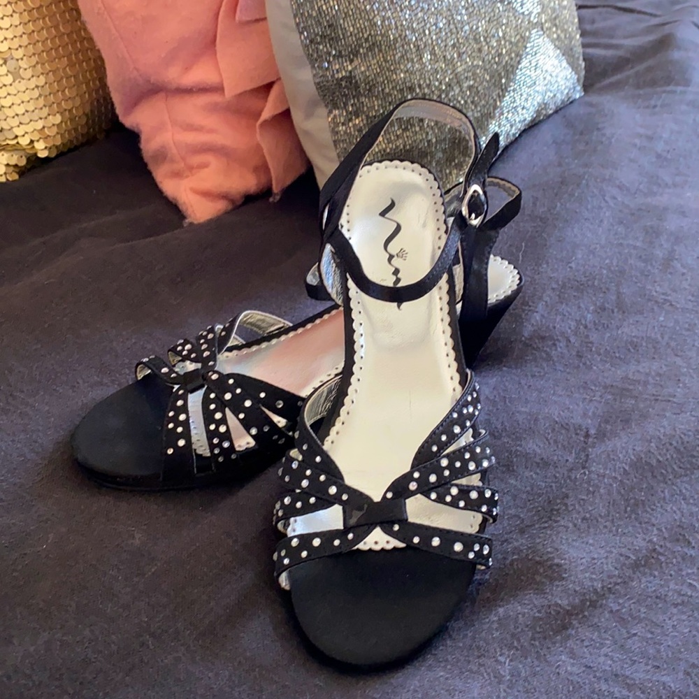 Nina SZ 5, women’s short heel. Black satin.